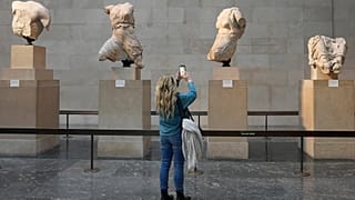 Επισκέπτρια φωτογραφίζει τα Γλυπτά του Παρθενώνα στο Βρετανικό Μουσείο στο Λονδίνο
