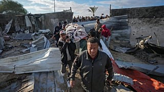 انتشال جثة من بين الأنقاض في أعقاب غارة جوية إسرائيلية على مخيم المواصي بالقرب من خان يونس، جنوب قطاع غزة، يوم الخميس، 5 ديسمبر، 2024. 