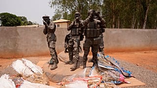 Orta Afrika Cumhuriyeti'nin başkenti Bangui'de, Wagner'in merhum lideri Yevgeny Prigozhin'in anısına dikilen Rus paralı askerler heykeline Mart ayında çiçekler bırakıldı. 5, 2024.