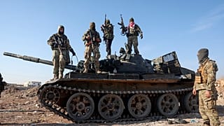 Insurgente yihadista en un vehículo de combate capturado en las afueras de Hama.