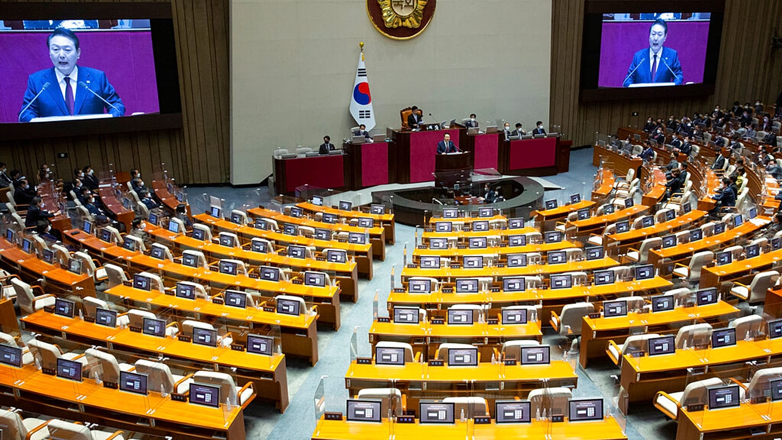 Le président sud-coréen Yoon Suk Yeol, sur la scène, s'exprime sur le budget du gouvernement à l'Assemblée nationale à Séoul, en Corée du Sud, mardi 25 octobre 2022.
