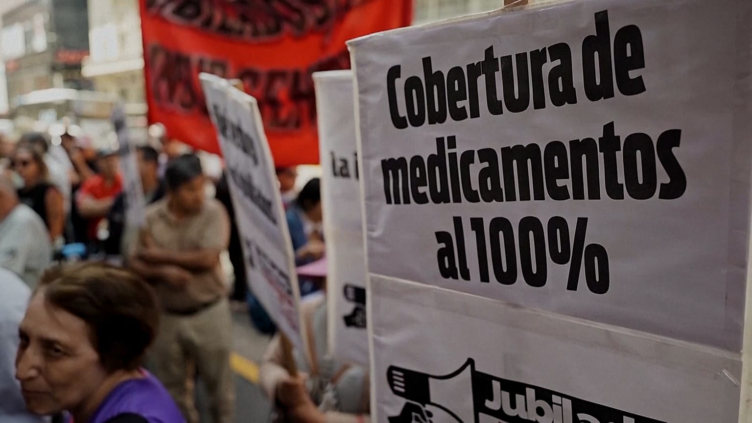 Cartel reclamando la devolución de los medicamentos gratuitos durante la manifestación, Buenos Aires, Argentina, 04.12.2024