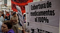 Pancarte demandant le retour des médicaments gratuits lors de la manifestation, Buenos Aires, Argentine, le 04.12.2024