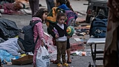 أطفال يحتمون داخل مستشفى الشفاء أثناء الحرب بين إسرائيل وحماس في مدينة غزة يوم الأربعاء، 22 نوفمبر 2023