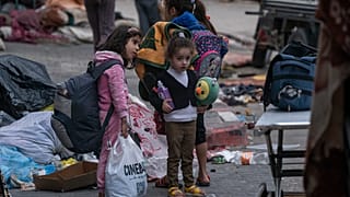 أطفال يحتمون داخل مستشفى الشفاء أثناء الحرب بين إسرائيل وحماس في مدينة غزة يوم الأربعاء، 22 نوفمبر 2023