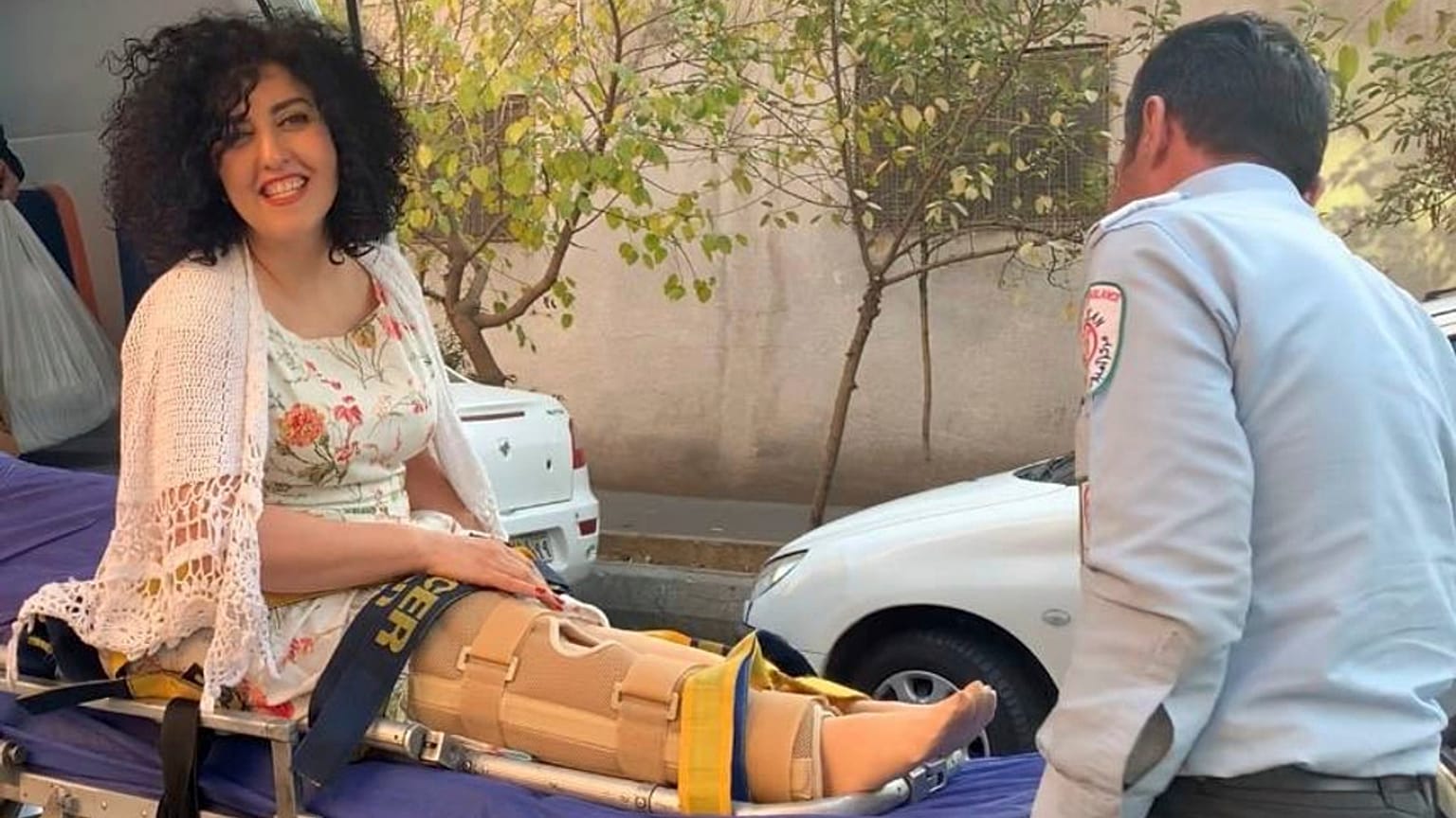 صورة أصدرها أرشيف مؤسسة نرجس تظهر الحائزة على جائزة نوبل للسلام نرجس محمد بعد إطلاق سراحها بجازة طبية في طهران بإيران 4 كانون الأول ديسمبر 2024