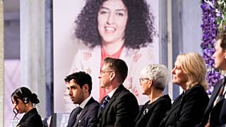 علي وكيانا رحماني ، على اليسار ، يحضران منح جائزة نوبل للسلام لعام 2023 لوالدتهما ، الناشطة الإيرانية المسجونة نرجس محمدي ، في قاعة مدينة أوسلو ، الأحد ، ديسمبر 2023