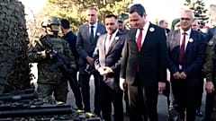 Kosova Başbakanı Albin Kurti (sağda) ve Savunma Bakanı Ejup Maqedonci (solda) 27 Kasım Kosova Güvenlik Güçleri Günü münasebetiyle bir araya geldi,