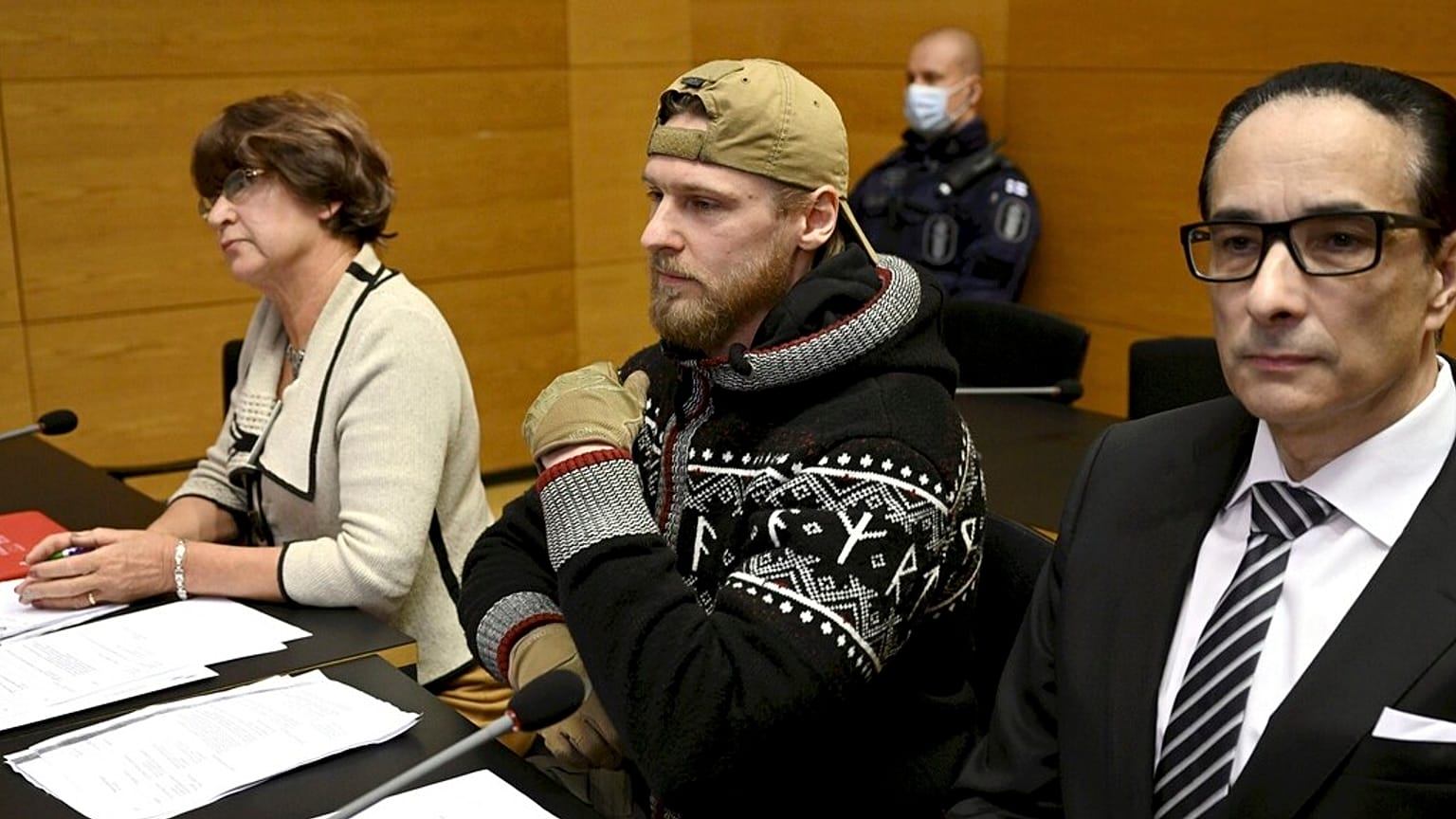 Ficheiro: Voislav Torden, cidadão russo, ao centro, suspeito de ter cometido crimes de guerra na Ucrânia, sentado no Tribunal Distrital de Helsínquia a 18 de dezembro de 2023