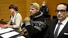 Ficheiro: Voislav Torden, cidadão russo, ao centro, suspeito de ter cometido crimes de guerra na Ucrânia, sentado no Tribunal Distrital de Helsínquia a 18 de dezembro de 2023