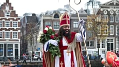 Uno de los hombres vestido de Santa Claus