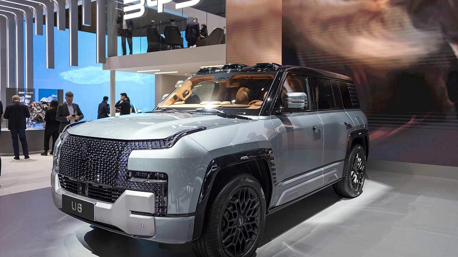 BYD'nin yeni Yangwang U8 hibrit elektrikli otomobili, 26 Şubat 2024 Pazartesi günü İsviçre'nin Cenevre kentinde düzenlenen Cenevre Uluslararası Otomobil Fuarı'nda (GIMS) tanıtıldı. 