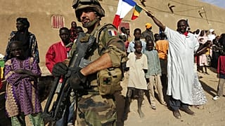 السكان المحليون يرحبون بجندي فرنسي في بوريم، شمال مالي، الأحد 17 فبراير/شباط 2013. احتجز الجيش المالي ثمانية رجال عرب الأسبوع الماضي في تمبكتو