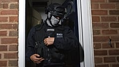 İngiltere Ulusal Suç Ajansı (NCA) ve polis, Birmingham kentinde bir mülke yapılan baskında, 26 Haziran 2020