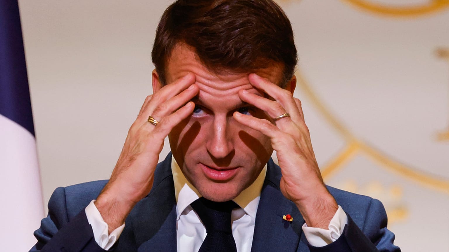 Der französische Präsident Emmanuel Macron spricht während eines Treffens mit mehr als 300 Mitgliedern der Forschungsgemeinschaft.