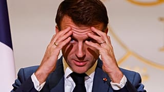 Der französische Präsident Emmanuel Macron spricht während eines Treffens mit mehr als 300 Mitgliedern der Forschungsgemeinschaft.