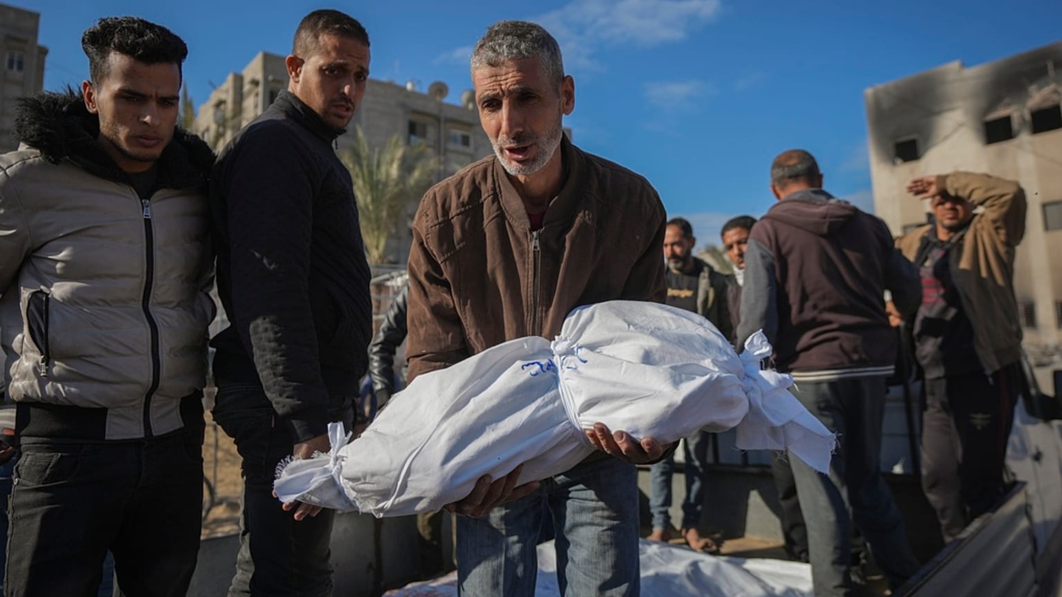 جثمان طفل يبلغ من العمر 18 شهرًا، قُتل إثر غارة جوية إسرائيلية، خان يونس، جنوب قطاع غزة، 5.12.2024.