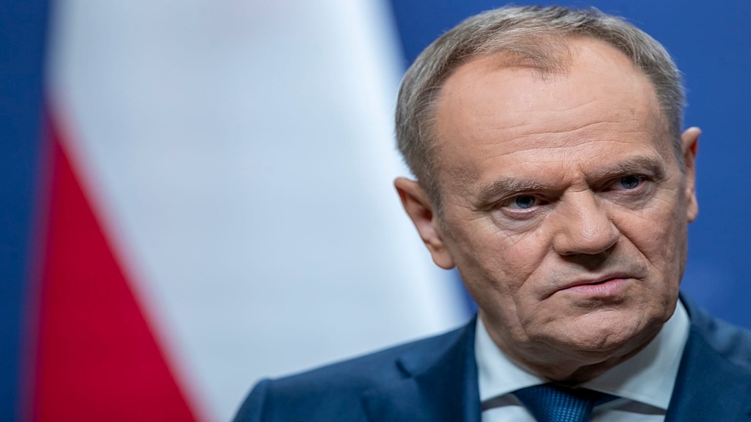 Polonya Başbakanı Donald Tusk, Litvanya Başbakanı Ingrida Simonyte ile görüşmesinin ardından düzenlenen basın toplantısında konuşurken duraksıyor.