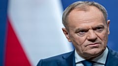 Polonya Başbakanı Donald Tusk, Litvanya Başbakanı Ingrida Simonyte ile görüşmesinin ardından düzenlenen basın toplantısında konuşurken duraksıyor.