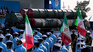 منظومة دفاع جوي روسية الصنع من طراز S-300 تُعرض خلال عرض عسكري سنوي قرب طهران، في 21 أيلول/سبتمبر 2024.