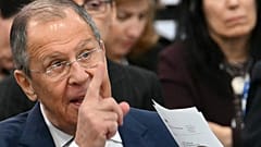 Rusya Dışişleri Bakanı Sergey Lavrov, 5 Aralık 2024 tarihinde Malta'nın Ta'Qali kentinde düzenlenen 31. Avrupa Güvenlik ve İşbirliği Teşkilatı (AGİT) Bakanlar Zirvesi sırasında el hareketi yapıyor.