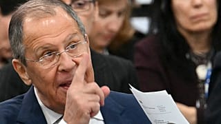 Rusya Dışişleri Bakanı Sergey Lavrov, 5 Aralık 2024 tarihinde Malta'nın Ta'Qali kentinde düzenlenen 31. Avrupa Güvenlik ve İşbirliği Teşkilatı (AGİT) Bakanlar Zirvesi sırasında el hareketi yapıyor.