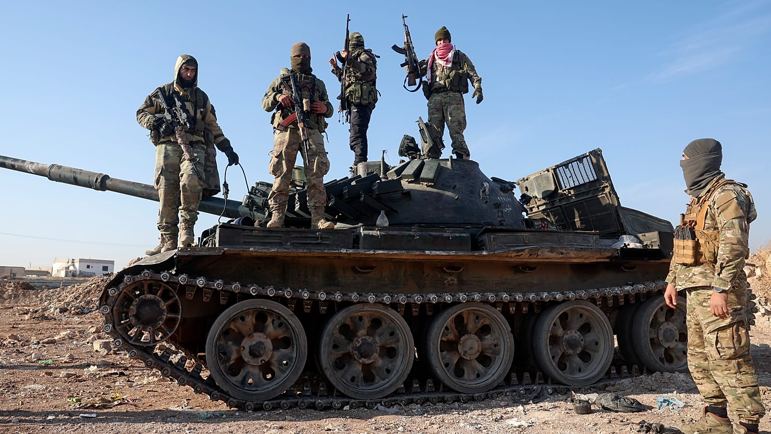 Muhalif militanlar Suriye'nin Hama kentinin dış mahallelerinde, 3 Aralık 2024