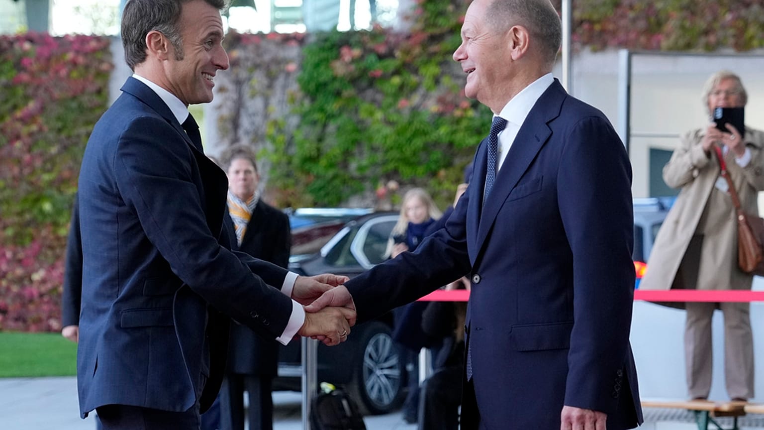 Bundeskanzler Olaf Scholz (rechts) und Frankreichs Präsident Emmanuel Macron im Bundeskanzleramt. Berlin, 18. Oktober 2024.
