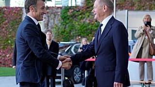Bundeskanzler Olaf Scholz (rechts) und Frankreichs Präsident Emmanuel Macron im Bundeskanzleramt. Berlin, 18. Oktober 2024.