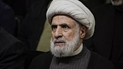 نعيم قاسم، الأمين العام لحزب الله، يتابع كلمة سلفه حسن نصر الله في الضاحية الجنوبية لبيروت، الأربعاء 19 يونيو 2024. 