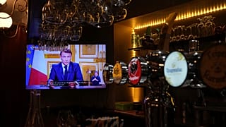 Fransa Cumhurbaşkanı Emmanuel Macron, görevden alınan Başbakan Michel Barnier'in istifasının ardından 5 Aralık 2024 Perşembe günü Paris'in dışındaki Versailles'da ulusa seslendi.