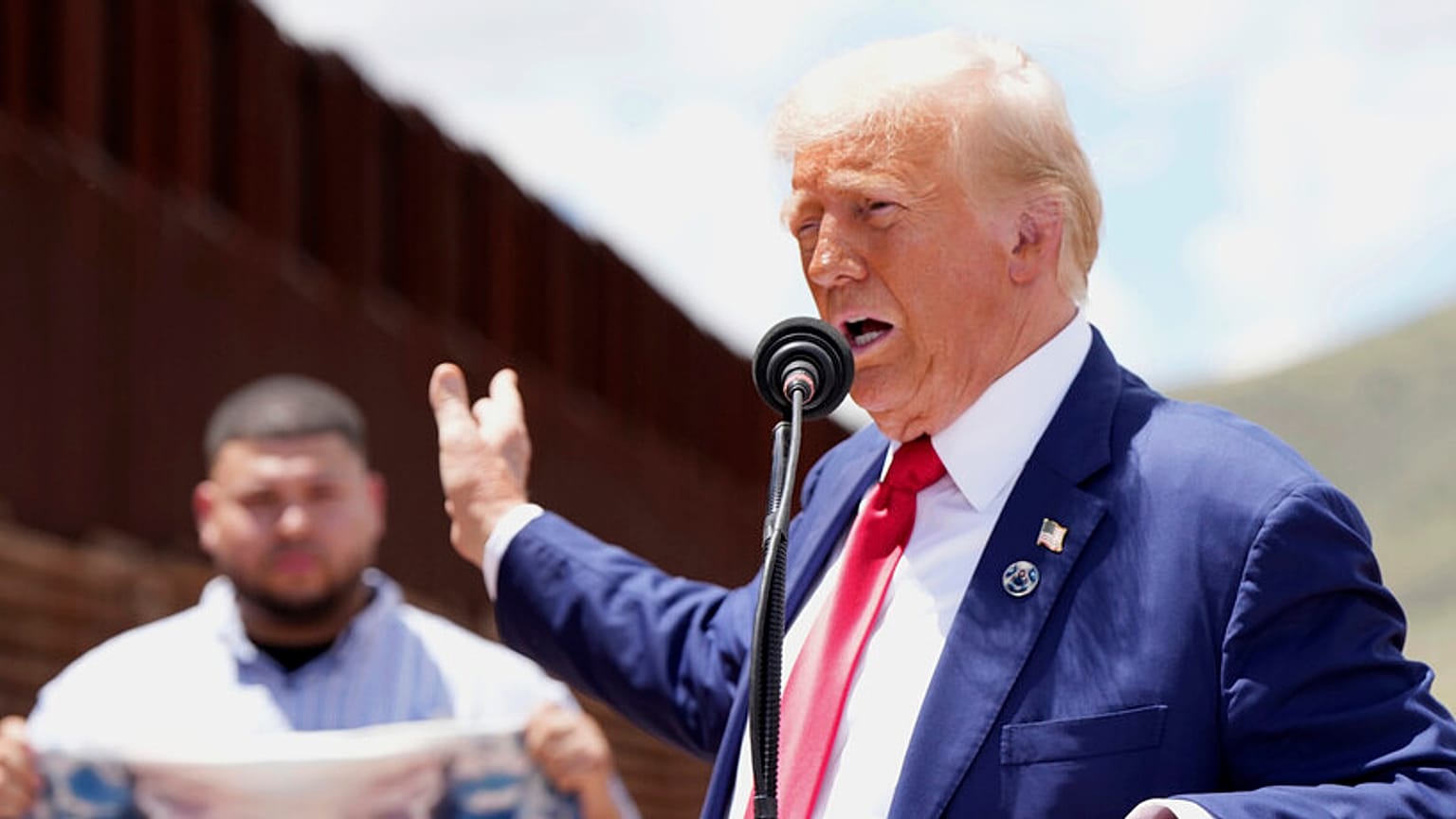 Cumhuriyetçi başkan adayı eski Başkan Donald Trump, 22 Ağustos 2024 Perşembe günü Meksika ile güney sınırında konuşuyor.
