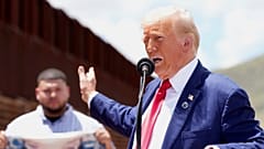 Cumhuriyetçi başkan adayı eski Başkan Donald Trump, 22 Ağustos 2024 Perşembe günü Meksika ile güney sınırında konuşuyor.