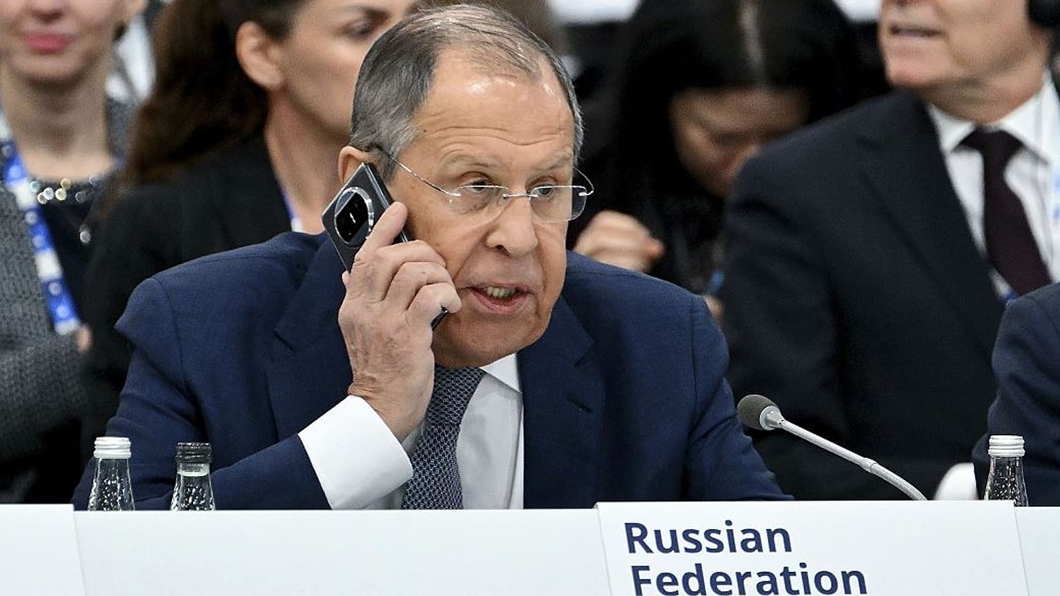 O ministro dos Negócios Estrangeiros da Rússia, Sergey Lavrov, gesticula durante a 31.ª cimeira ministerial da Organização para a Segurança e a Cooperação na Europa (OSCE), em Ta'Qali, Malta, a 5 de dezembro de 2024.