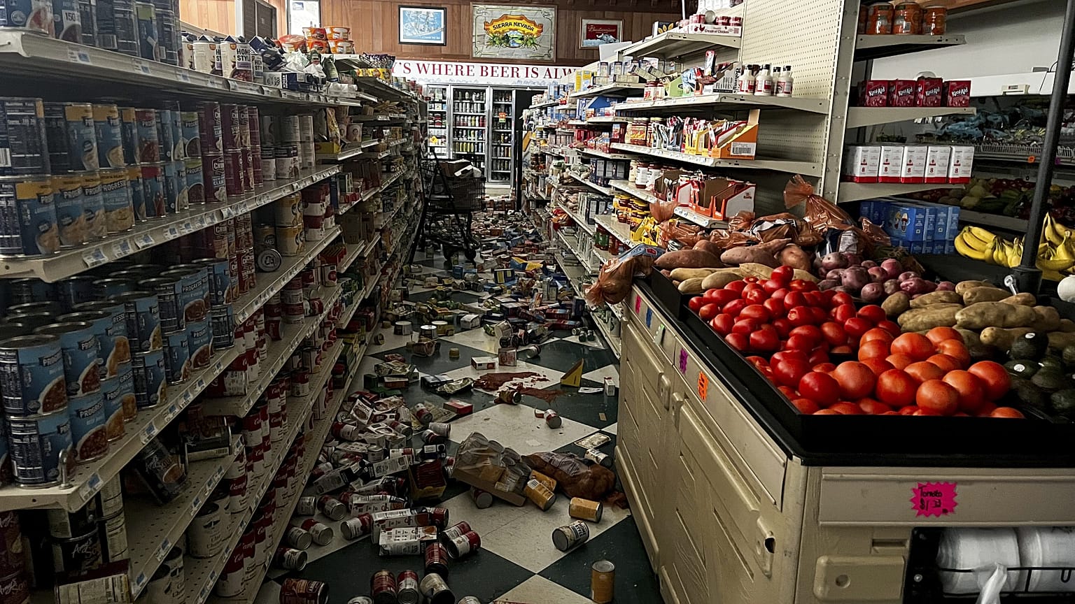 Des boissons et d'autres produits alimentaires sont renversés sur le sol à l'intérieur du Hoby's Market and Deli à Scotia après un tremblement de terre de magnitude 7,0, le 5 décembre 2024.