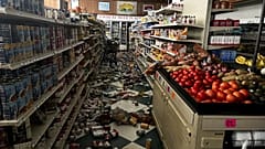 Des boissons et d'autres produits alimentaires sont renversés sur le sol à l'intérieur du Hoby's Market and Deli à Scotia après un tremblement de terre de magnitude 7,0, le 5 décembre 2024.