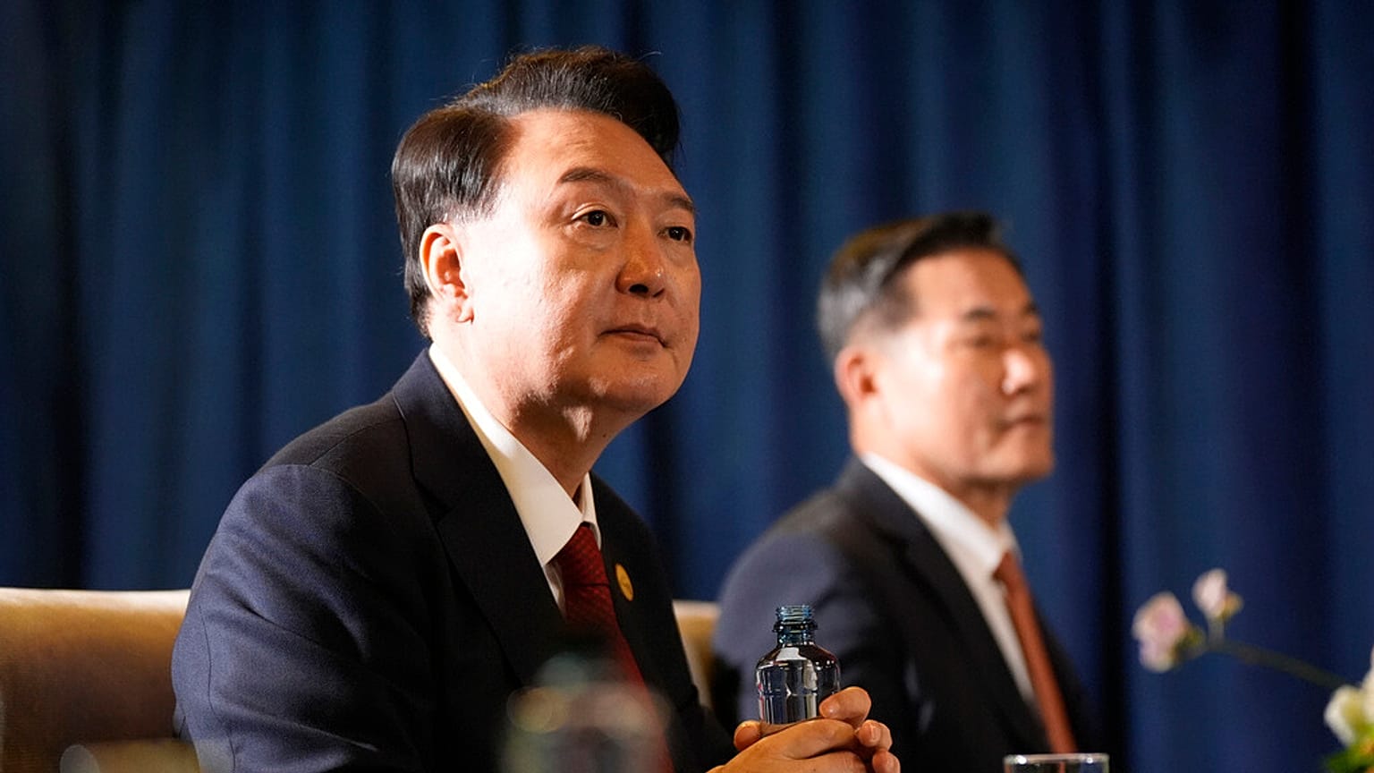 Güney Kore Cumhurbaşkanı Yoon Suk Yeol, Kasım 2015'te Peru'nun başkenti Lima'da Başkan Joe Biden ve Japonya Başbakanı Shigeru Ishiba ile üçlü bir toplantı sırasında dinliyor. 