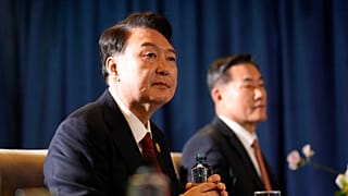 Güney Kore Cumhurbaşkanı Yoon Suk Yeol, Kasım 2015'te Peru'nun başkenti Lima'da Başkan Joe Biden ve Japonya Başbakanı Shigeru Ishiba ile üçlü bir toplantı sırasında dinliyor. 
