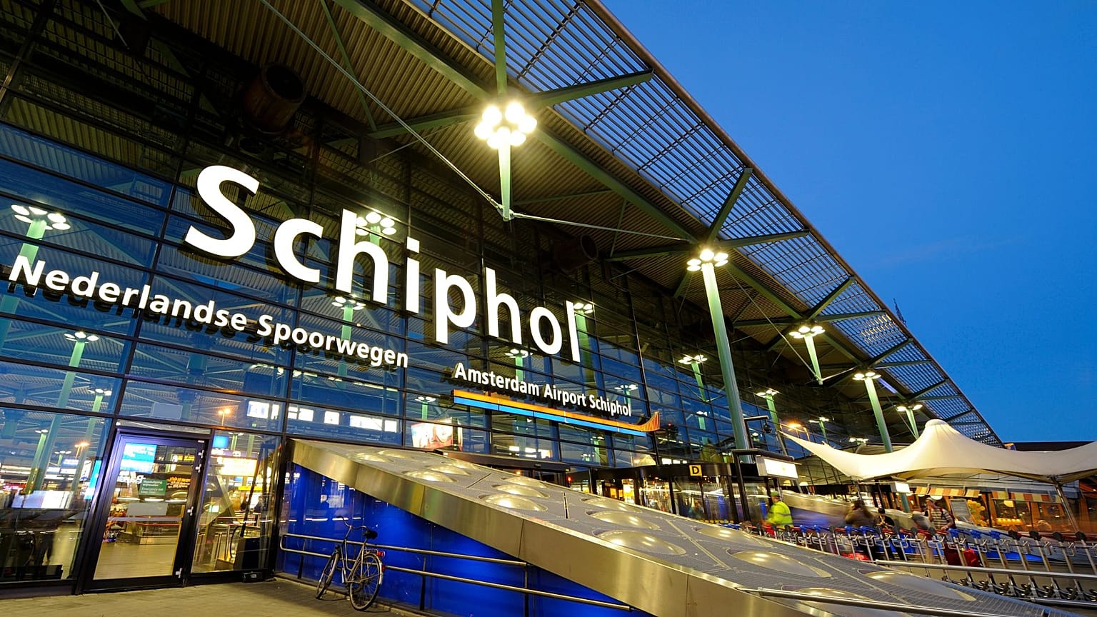 Amsterdam Schiphol Havalimanı'nın ışıklandırılmış girişi