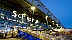 Amsterdam Schiphol Havalimanı'nın ışıklandırılmış girişi