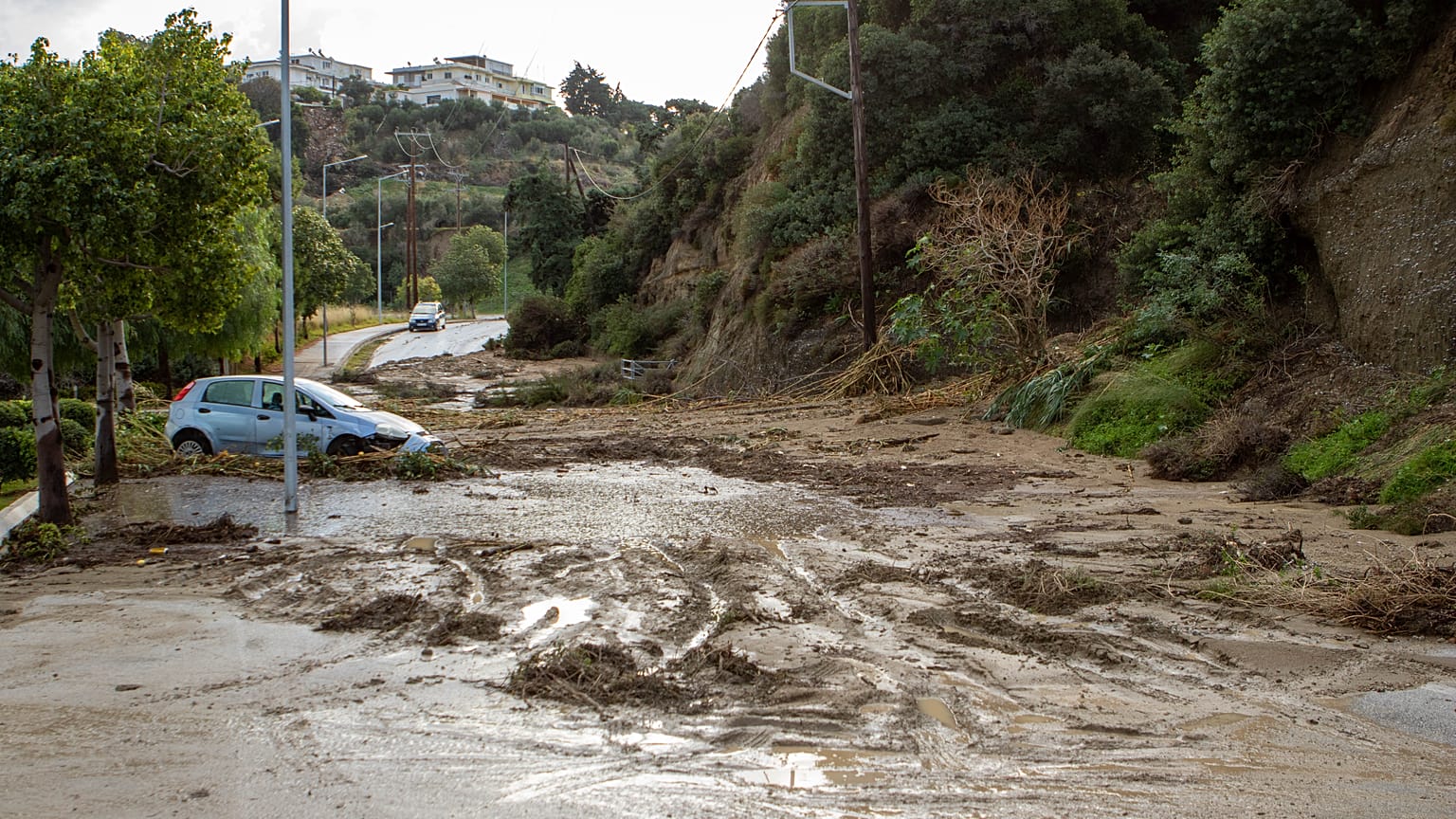 Αυτοκίνητο βρίσκεται κολλημένο στη λάσπη, στην Ιαλυσό της Ρόδου, μετά το πρώτο πέρασμα της καοκαιρίας BORA