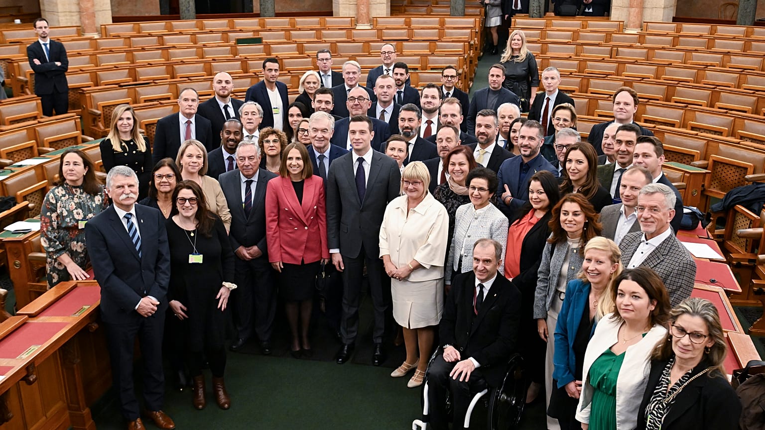 Résztvevők Patrióták Európáért európai parlamenti képviselőcsoportjának ülésén a Parlament Felsőházi termében 2024. december 6-án