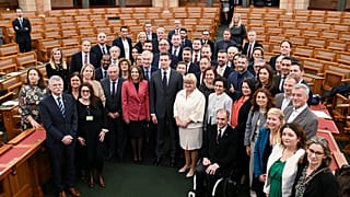 Résztvevők Patrióták Európáért európai parlamenti képviselőcsoportjának ülésén a Parlament Felsőházi termében 2024. december 6-án