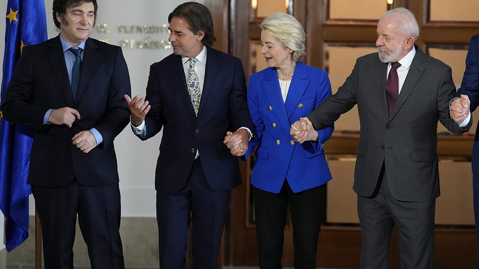 I leader dei Paesi del Mercosur insieme alla presidente della Commissione Ue a Montevideo, Uruguay, 6 dicembre 2024