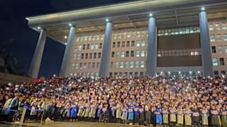 تظاهرکنندگان در مقابل مجلس ملی جمع می شوند تا خواستار استیضاح رئیس جمهور این کشور، سئول در کره جنوبی، در تاریخ 05.12.2024