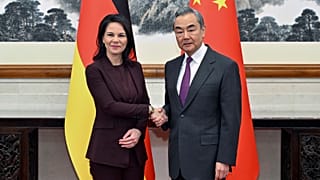 El ministro de Asuntos Exteriores chino, Wang Yi (dcha.), se reúne con su homóloga alemana, Annalena Baerbock, en Pekín el lunes 2 de diciembre de 2024.