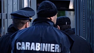 Η ιταλική αστυνομία στέκεται έξω από την πρεσβεία των ΗΠΑ στο Βατικανό στη Ρώμη. 