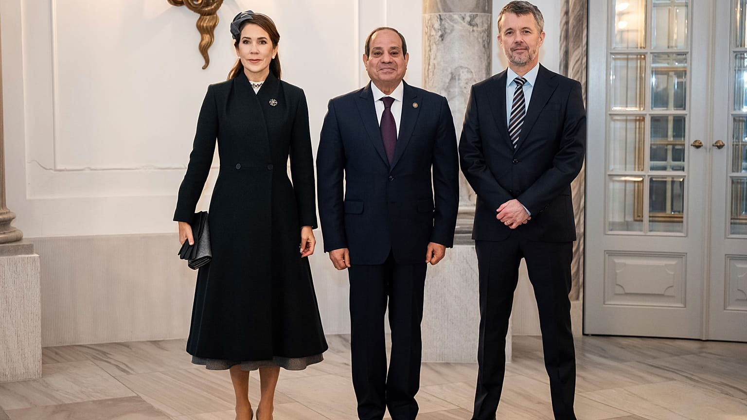 عبد الفتاح السيسي محاطا بملك الدنمارك فريدريك العاشر والملكة ماري أثناء مراسم استقبال الرئيس المصري في كوبنهاغن بتاريخ 6.12.24