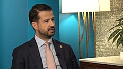 Ο Μιλάτοβιτς μίλησε στο Euronews κατά την επίσκεψή του στις Βρυξέλλες.
