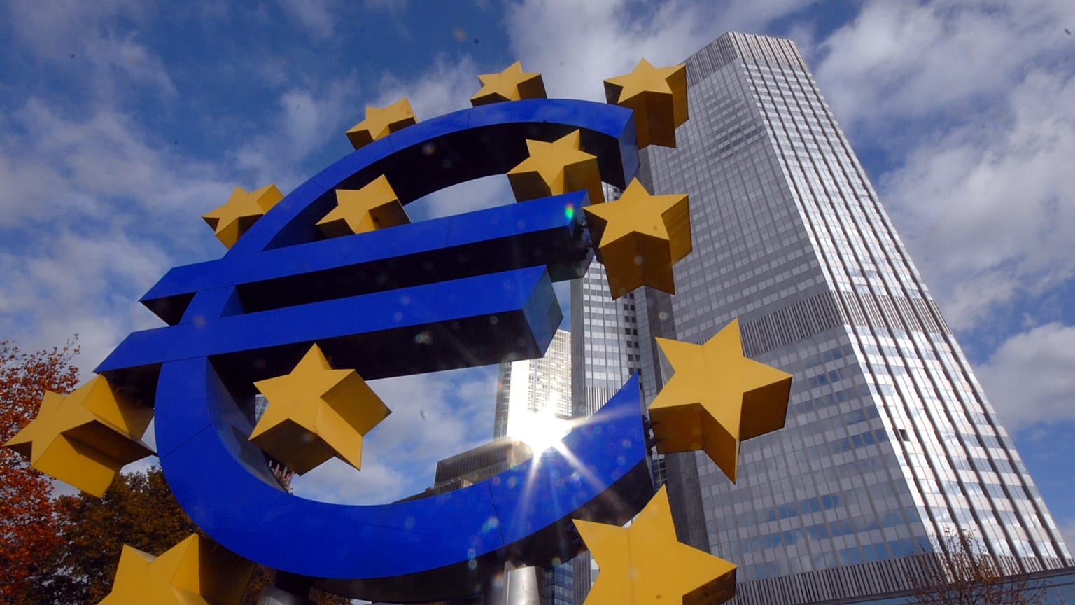 Το σήμα του ευρώ φαίνεται μπροστά από την Ευρωπαϊκή Κεντρική Τράπεζα (ΕΚΤ) στη Φρανκφούρτη, κεντρική Γερμανία, Τρίτη 6 Νοεμβρίου 2007.